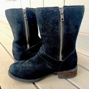 UGG Chaney Black Suade heel boots booties size 5 Shearling-lined side zip buckle